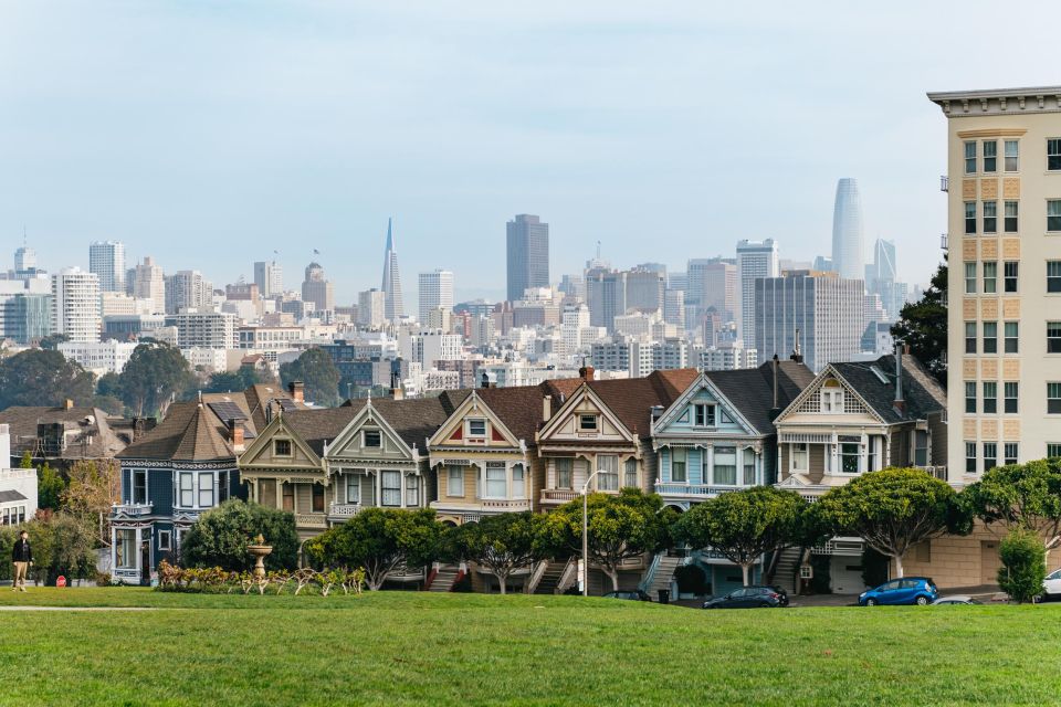 San Francisco: Movie Filming Locations Bus Tour - Nob Hill, Union Square, and City Hall: Power Views for Classic Frames