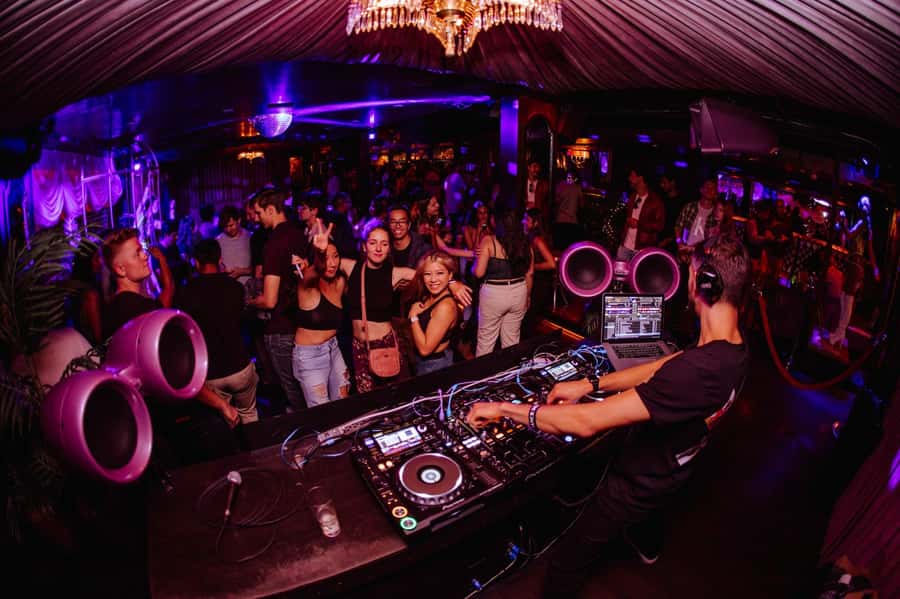 SF Pub Crawl and Clubbing Experience - The 3.5-hour flow: four stops plus the big club finish