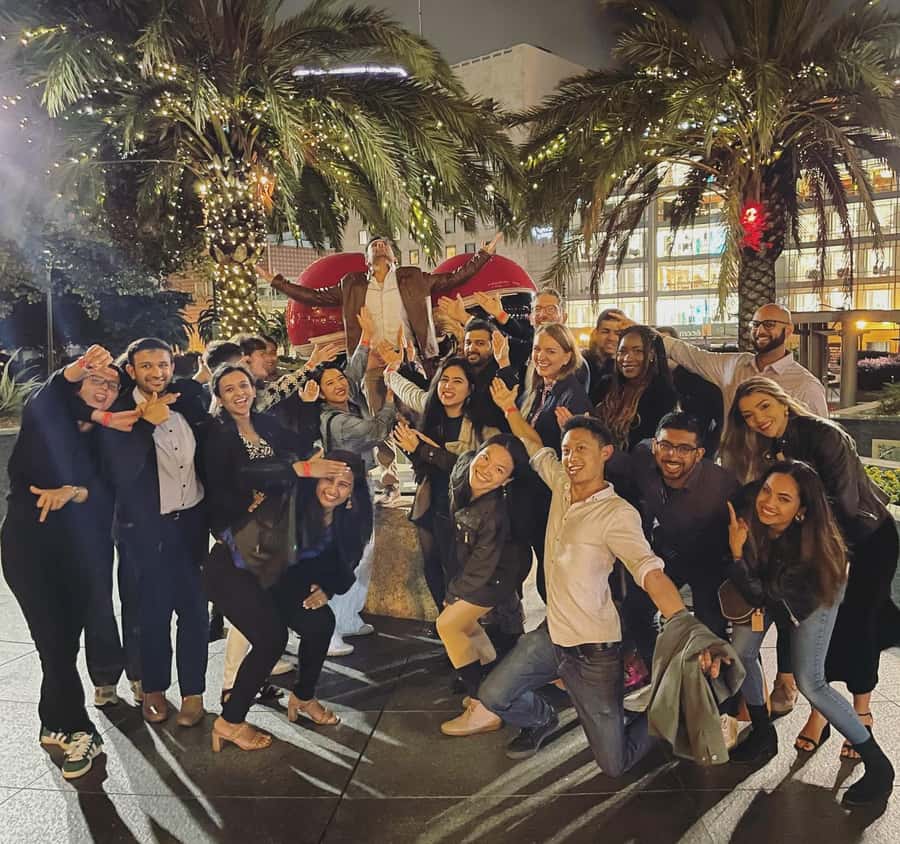 SF Pub Crawl and Clubbing Experience - Stop to stop: what the hosts do for you